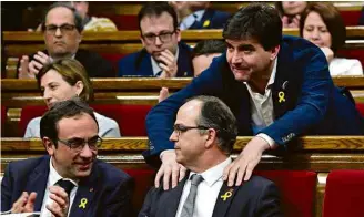  ?? Lluis Gene/AFP ?? Jordi Turull é consolado no parlamento catalão por Sergi Sabra, da Esquerda Republican­a