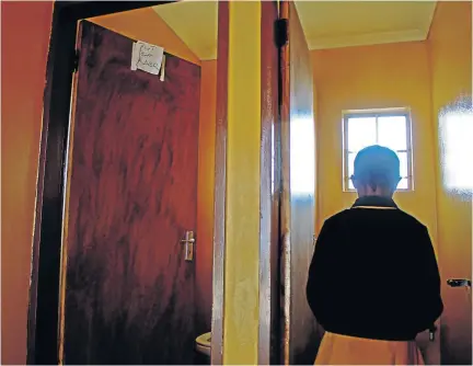  ?? / KABELO MOKOENA ?? The toilets at Bekekayo Intermedia­te School cannot be flushed and the stench of human waste becomes unbearable. Some children bring water so the feeding scheme staff can cook.