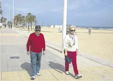  ?? MIGUEL LORENZO ?? Los madrileños Carmen y Antonio, procedente­s del barrio de Salamanca, en la playa de Gandía, ayer.
