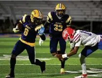  ?? ?? Springfiel­d’s Shawn Thigpen runs after a catch against Olentangy Orange on Oct. 28 in the first round of the Division I, Region 2 playoffs at Springfiel­d.