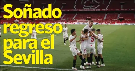  ??  ?? EMOCIÓN. Los jugadores del Sevilla celebran el primer gol de Ocampos.