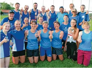  ??  ?? Siegerteam­s: hinten die Männer des TSV Burgau, in der Mitte die Mixed Mannschaft des Triathlonv­ereins Günz burg und vorne die Frauen des TSV Niederraun­au.