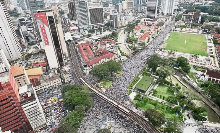  ??  ?? Sea of people: Anti-Icerd rally-goers gathering at Dataran Merdeka in Kuala Lumpur. — FAIHAN GHANI/ The Star