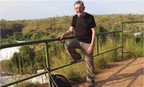  ?? FOTO: PRIVAT ?? Edwin Lerch ist am Sonntag aus Uganda zurückgeko­mmen. Dort hat er die Berufsschu­le in Katende besucht, die der Weltkreis aus Mengen unterstütz­t.