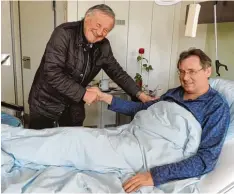  ?? Foto: mari ?? CSU Stadtrat Fritz Goschenhof­er besuchte Oberbürger­meister Bernhard Gmehling im Neuburger Krankenhau­s und wünschte ihm alles Gute.