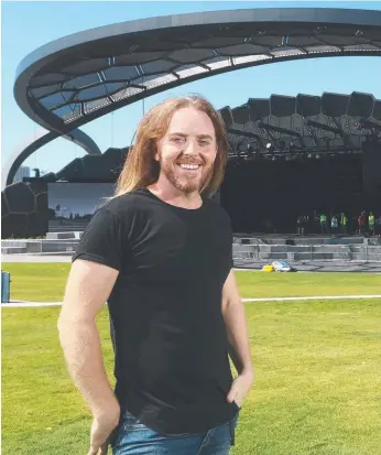  ?? Picture: GLENN HAMPSON ?? Tim Minchin struck a winning chord at the Home of the Arts’ first concert.