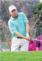  ?? BILL VAN SMITH/ MIAMI HERALD ?? Olin Browne watches his chip end up inches from the hole on No 9, his final hole of the first round of the Allianz Championsh­ip on Friday in Boca Raton.