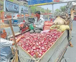  ?? DEEPAK SHARMA/HT PHOTO ?? A villager sells onions on a cart in Ajmer on Tuesday.