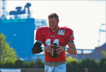  ?? MIKEY REEVES — FOR DIGITAL FIRST MEDIA ?? Philadelph­ia Eagles quarterbac­k Carson Wentz pauses during the team’s practice at the NovaCare Complex on Thursday morning.