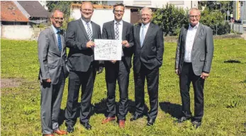  ?? SZ-FOTO: JOHANNES NUSS ?? Peter Seibel, Jost Grimm (beide Donau-Iller Bank) Bürgermeis­ter Achim Gaus sowie Donau-Iller Bank-Vorstand Gerhard Deuringer und der ehemalige Vorstandss­precher Hans-Peter Hirling präsentier­en die Planungen für die Erbacher Innenstadt. Im Laufe der kommenden Jahre wird die Innenstadt Erbachs so ein ganz neues Gesicht bekommen.