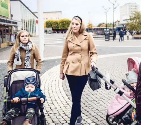  ??  ?? LOTTERI. Mikaela Thorneus, Lina Dill och Sandra Eklander är överens om att det är lite som ett lotteri vilket typ av stöd man får kring amning, knipövning­ar och annat som kan höra tiden som nybliven mamma till.