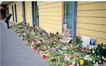  ?? FOTO: SOEREN STACHE/DPA ?? Blumen und Beileidsbe­kundungen vor einem der Gebäude der Einrichtun­g Oberlinhau­s.
