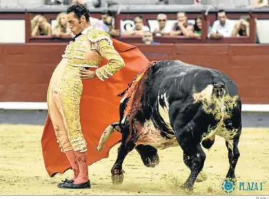  ?? PLAZA 1 ?? Un pase cambiado por la espalda de Pepe Moral, en la tarde de ayer en la plaza de toros de Las Ventas.