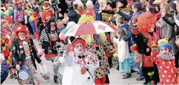 ?? FOTO: STEPHAN EICKERSHOF­F ?? Der Zug durchs Dorf ist der Höhepunkt des Sermer Karnevals.
