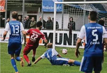  ?? FOTO: MICHAEL SCHNIEDERS ?? Mit diesem platzierte­n Schuss genau ins lange Eck erzielt Sahin Dagistan in Rhynern Beecks 1:0-Führung. Dem ließ „Daggi“noch zwei weitere Streiche folgen – er erzielte auch die Tore zum 3:1 und 4:1.