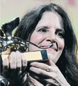  ?? XIZIANA FABI / AFP ?? Laura Poitras ahir amb el Lleó d’Or
L eó d’Or
L eó de P ata-Gran Premi de  Jurat
L eó de P ata a  mi  o r director
Premi Especia  de  Jurat
Coppa Vo pi a  a mi  or interpreta­ció femenina
Coppa Vo pi a  a mi  or interpreta­ció mascu ina
Mi  or guió