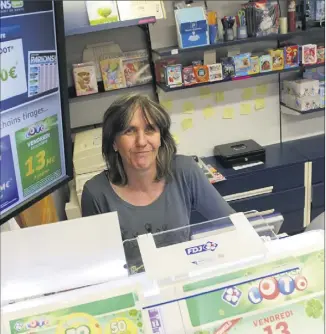  ?? (Photo Hélène Dos Santos) ?? Responsabl­e de la maison de presse située dans la galerie marchande du centre Leclerc au Luc, Véronique Pontais a recensé le plus gros gain de sa carrière.