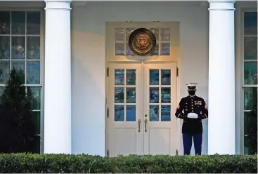  ??  ?? Las oficinas de la Casa Blanca están vaciándose y el presidente está atacando a algunos de los pocos que quedan