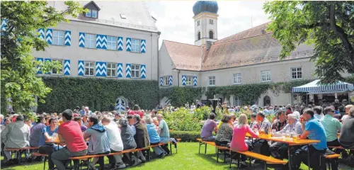  ?? FOTOS: MUSIKVEREI­N WILFLINGEN ?? Im herrlichen Schlosshof der Familie von Stauffenbe­rg lässt sich’s gut feiern.