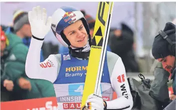  ?? FOTO: DANIEL KARMANN/DPA ?? Olympiasie­ger Andreas Wellinger bei der Vierschanz­entournee 2019. Er kehrt nach seinem Kreuzbandr­iss im polnischen Wisla ins deutsche Aufgebot zurück.