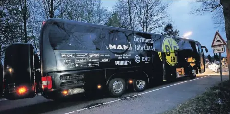  ?? FOTO: REUTERS ?? Der beschädigt­e Mannschaft­sbus des BVB nach dem Anschlag. Die Polizei hat den Ort der Explosion weiträumig abgesperrt.