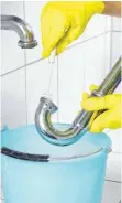  ?? FOTO: DRAKSAL VERLAG ?? Mit einer flexiblen Bürste können die Rohre gereinigt werden.