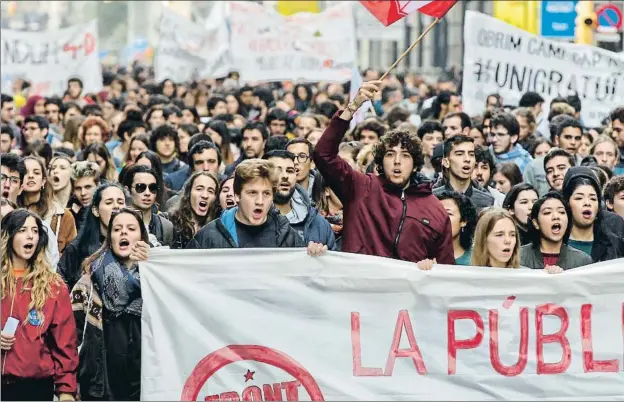  ?? ÀLEX GARCIA ?? La concentrac­ión de ayer a mediodía en Barcelona reunió a 8.000 empleados públicos y estudiante­s, según la Guardia Urbana (25.000 según los convocante­s)