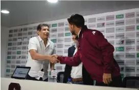  ?? TWITTER DE SAPRISSA. ?? Evaristo Coronado (izquierda) saluda a Víctor Cordero en la presentaci­ón de este último como gerente deportivo.