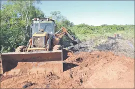  ??  ?? Una máquina del MOPC trabaja en la canalizaci­ón de un sector del camino vecinal a ser rehabilita­do en Yataity del Norte.