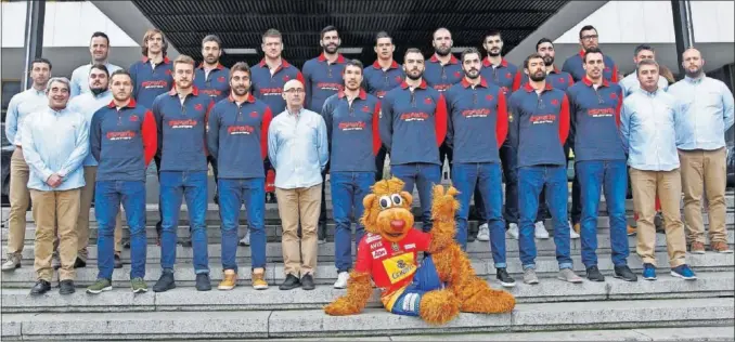  ??  ?? DESPEDIDA. Los 17 jugadores, el selecciona­dor Jordi Ribera y el resto del cuerpo técnico posaron ayer en la entrada del CSD antes de partir a Francia para el Mundial de balonmano.