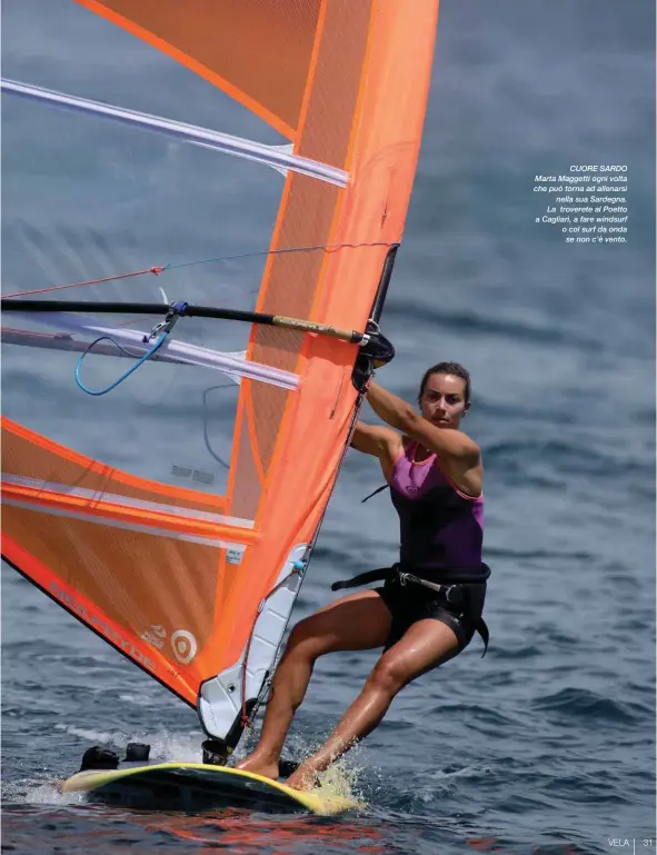 ??  ?? CUORE SARDO Marta Maggetti ogni volta che può torna ad allenarsi nella sua Sardegna. La troverete al Poetto a Cagliari, a fare windsurf o col surf da onda se non c’è vento.
