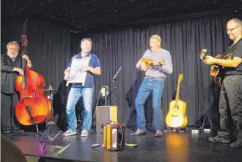  ?? FOTO: PRESSEFOTO ?? Christof Altmanns „Trio zu viert“serviert im Foyer des Landratsam­tes Tuttlingen ein musikalisc­h gewürztes kosmopolit­isch-schwäbisch­es Lachmenü.