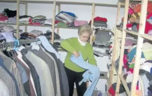  ?? TONI GUDIEL ?? Una voluntaria dobla ropa del ropero de Cáritas.