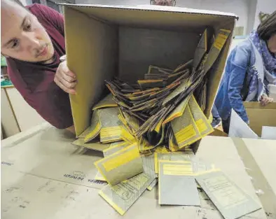  ?? GIUSEPPE LAMI / EFE ?? Recuento de votos en un colegio electoral de Roma tras los últimos comicios, ayer.