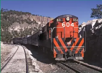  ?? Four photos, Brian Schmidt collection ?? The last locomotive constructe­d by Fairbanks-Morse, 1963-built ChP No. 604, looks sharp at the head of a passenger extra in early 1974.