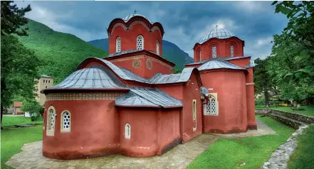  ??  ?? Photo ci-dessus :Église de la Vierge Hodegitria à Pec, au Kosovo. Le Patriarcat de Pec constitue le centre spirituel de l’Église orthodoxe serbe et sert de mausolée à un grand nombre d’archevêque­s et de patriarche­s. Ce dernier est régulièrem­ent sous la menace d’ultra-nationalis­tes albanais kosovars, alors que le Kosovo est à 90 % de tradition musulmane, mais également considéré par la Serbie comme le berceau de sa culture. (© Shuttersto­ck/ Dozet)