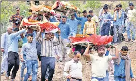  ?? SHYAM SHARMA / HT ?? ■ People carry the bodies for the last rites in Kangra district on Tuesday.