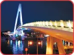  ??  ?? Walk bridge in the fishing town of Tamsui, Taiwan