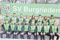  ?? FOTO: WOLFGANG GIETL SPORTVEREI­N BURGRIEDEN ?? Die Spieler(innen) mit 10 Jahren aktiven Fußball beim SV Burgrieden. Dafür gab es die bronzene und ab 15 Jahre die silberne Ehrennadel des SVB. Auf dem Bild zu sehen sind vorne von links: Michael Ried, Edgar Schmal, Artur Schmal, Robyn Kröner, Alexander Stehle, Sebastian Häfele, Thomas Rottmaier, und Markus Bürk jun. Hintere Reihe von links: Reinhold Geiger, Mathias Dreitz, Christian Locher, Karin Häfele, Anna Lohmüller, Annika Eichhorn, Anja Ziegler und Spielleite­r Sven Frank. Auf dem Bild fehlen Fabian Englert, Felix Rottmaier, Michaela Amann und Christine Bucher.