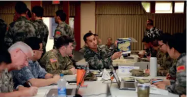  ?? ?? Military personnel from China and the U.S. discuss different rescue scenarios during a joint humanitari­an and disaster relief exercise at the U.S. Bellows barracks in Hawaii on November 19, 2019