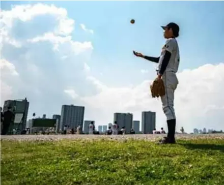  ??  ?? PITCH READY: High school pitcher Yushin Yoshimoto of the Ota Dreams at the Tamagawa Green Zone Baseball Field in Tokyo.