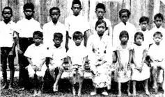  ??  ?? The pupils and Che’gu Achi circa 1934.