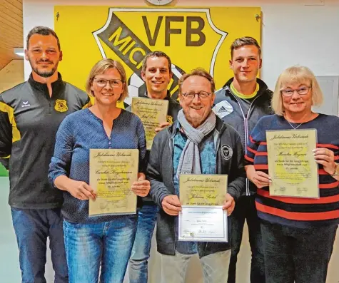  ?? Photo: Manfred Hörwick ?? Geehrte bei der Generalver­sammlung des VfB Mickhausen: (von links) Christoph Tödt, Carolin Kugelmann, Josef Lutz, Johann Seitel, Matthias Zimmermann und Monika Wagner.