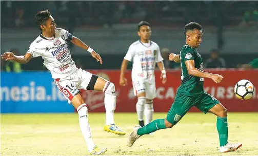  ?? DIPTA WAHYU/JAWA POS ?? LINCAH: Winger Persebaya Irfan Jaya ketika akan melepas tembakan yang menjadi gol penentu kemenangan atas Bali United di Stadion Gelora Bung Tomo, Surabaya, tadi malam.