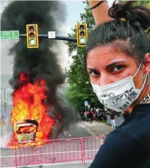  ??  ?? Un vehículo policial arde en Salt Lake City