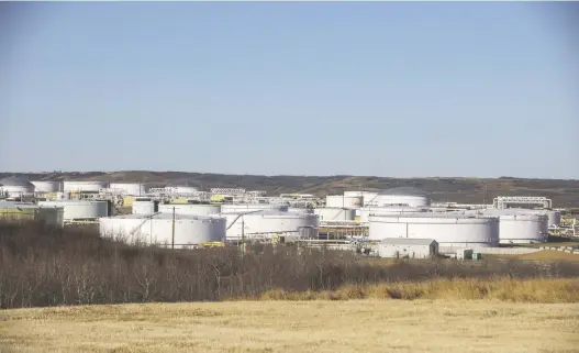  ?? JASON FRANSON/BLOOMBERG ?? Falling demand or oil means storage tanks are filling up. When demand returns, that supply will take some time to use up before companies restart production.