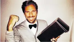  ?? TWITTER: @HLUNDQVIST­30 ?? New York Rangers goaltender Henrik Lundqvist celebrates receiving a wished-for Christmas-gift toaster at home in Sweden during the NHL lockout.