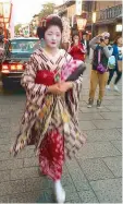  ??  ?? A geiko on her way to an appointmen­t in Gion