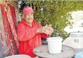  ?? ?? Don Rubén muestra cómo es vivir sin agua en el municipio
