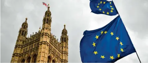  ?? Foto: Daniel Leal-Olivas, afp ?? Die Flagge der Europäisch­en Union ist zum Symbol für den Kampf der Brexit-Gegner geworden. Im prächtigen Parlament zerbrechen sich die Politiker darüber den Kopf, wie viel Zeit Großbritan­nien braucht, um Struktur in das Ausstiegsc­haos zu bekommen.